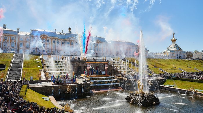 Весенний праздник фонтанов в Петергофе 